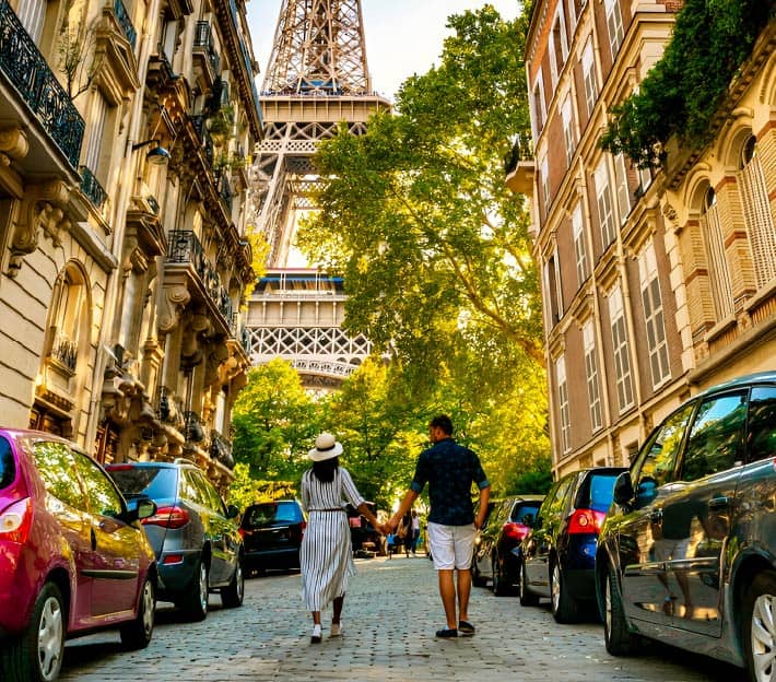 París, Torre Eiffel y calles urbanas, turismo, viajes y transporte, servicio de viajes, experiencia turística, recorrido por París, guía de viajes, turismo en la ciudad, patrimonio cultural, turismo europeo, viaje romántico, transporte urbano.