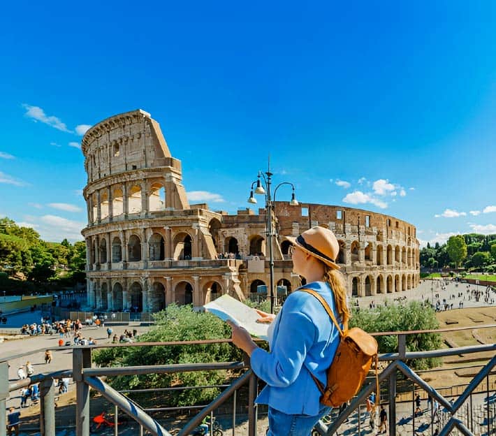 Paseo en la ciudad frente al Coliseo de Roma, turista leyendo un mapa y disfrutando del sitio histórico.