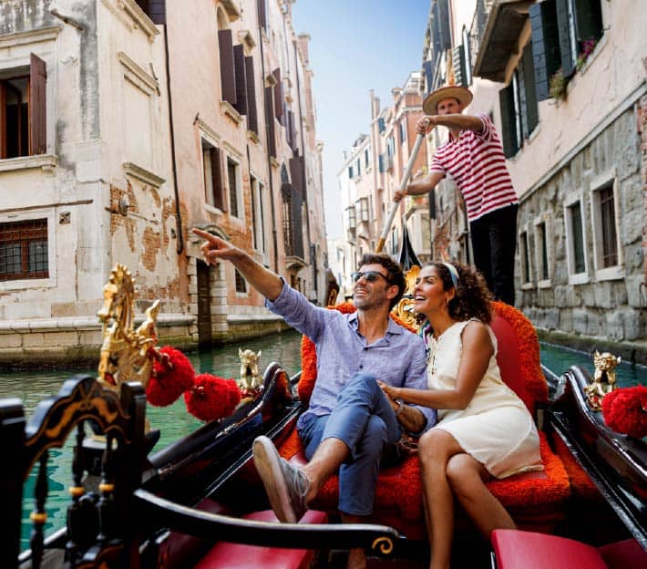 Disfruta de un recorrido en góndola por los canales de Venecia, un símbolo emblemático de la ciudad y una experiencia única para viajeros que buscan explorar con DomiRuth Travel Service.